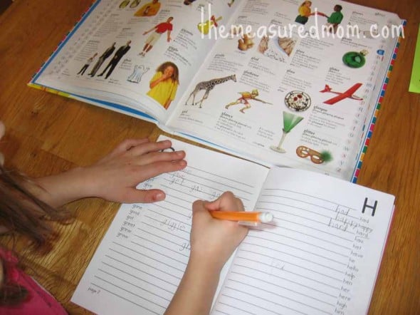 These free printable spelling dictionaries are AMAZING. 6 different versions for kids ages 4-8. So perfect to use during writing workshop! 