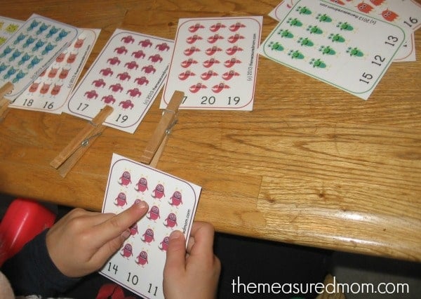 Get this great preschool counting printable for FREE: monster count and clip cards!