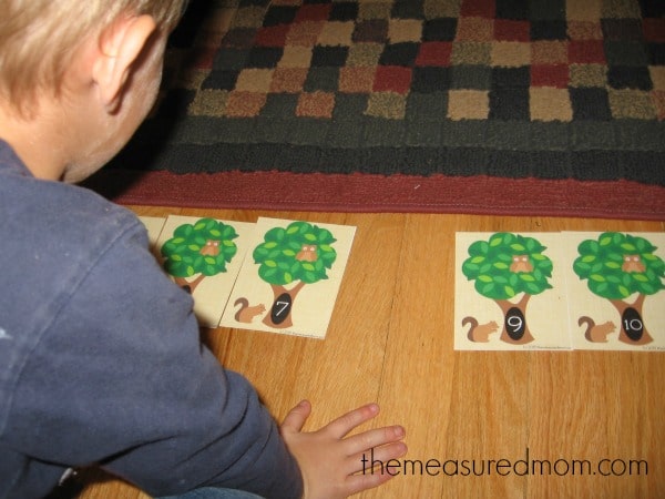 Need something to help your preschooler practice counting 1-10? Get these great math mats from The Measured Mom!