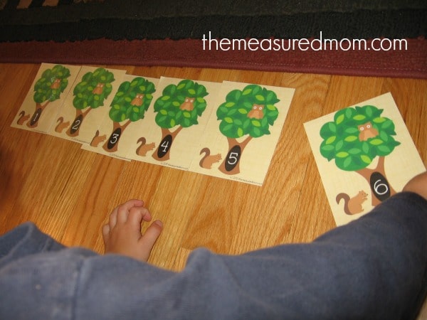 Need something to help your preschooler practice counting 1-10? Get these great math mats from The Measured Mom!