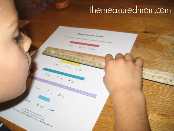 Want a simple lesson for teaching measurement to kids? Check out this post for teaching linear measurement using yarn. Free printables included!