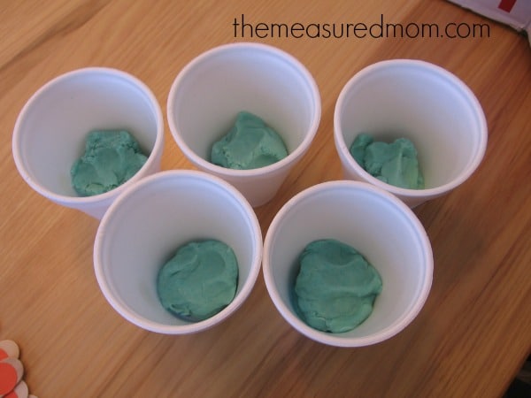 Check out this simple color sorting activity for toddlers! Match the craft sticks to the cups.