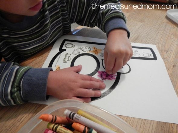 These FREE beginning sounds coloring pages are a great beginning sounds activity for preschool or kindergarten. 