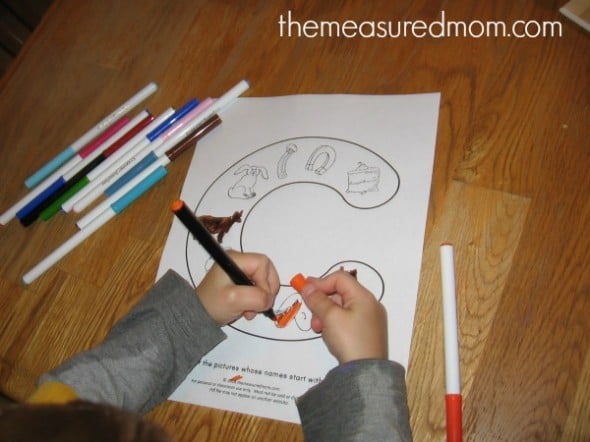 These FREE beginning sounds coloring pages are a great beginning sounds activity for preschool or kindergarten. 