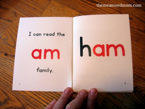 Teach kids to read short a word families with these FREE printable mini-books! 