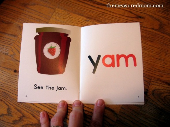 Teach kids to read short a word families with these FREE printable mini-books! 