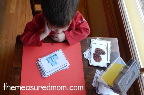 These FREE printable alphabet picture cards are gorgeous! Love the bright colors... and they have at least 4 pictures for every letter! 