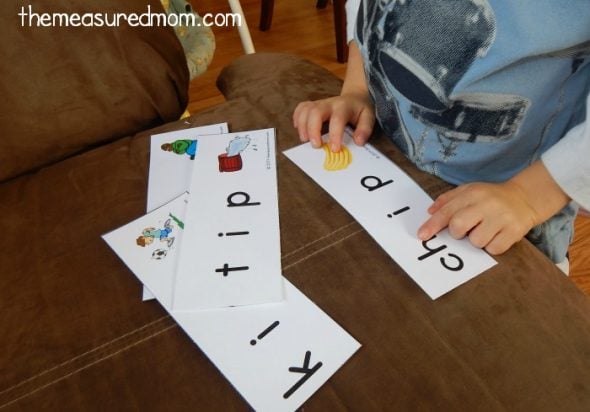 Teaching your child to sound out words? These free word sliders are perfect for teaching short i words. 