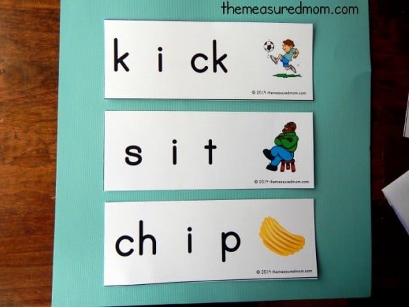 Teaching your child to sound out words? These free word sliders are perfect for teaching short i words. 