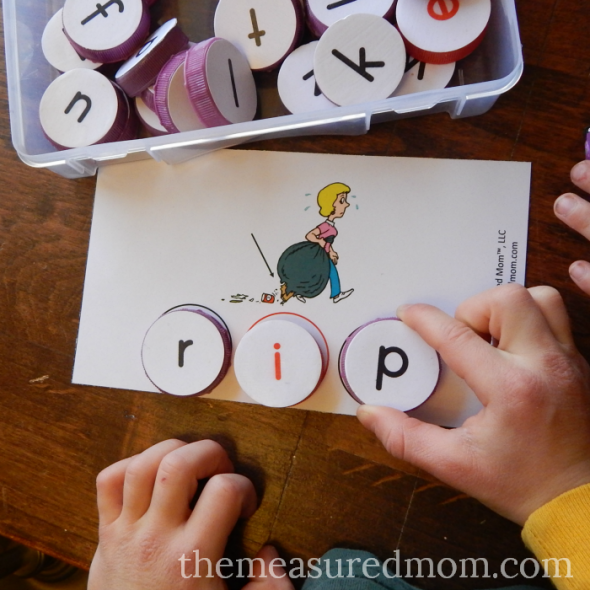 Looking for a hands-on spelling activity? Print these free mats for practice spelling short i words.