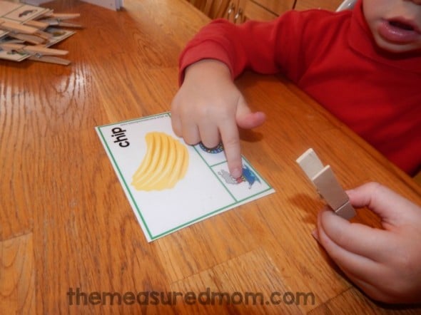 If you're trying to help your child recognize rhyming words, you'll love this set of 48 FREE printable clip cards! 