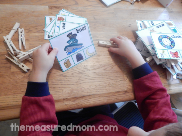 If you're trying to help your child recognize rhyming words, you'll love this set of 48 FREE printable clip cards! 