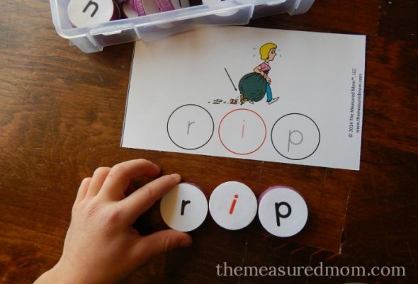 Looking for a hands-on spelling activity? Print these free mats for practice spelling short i words.