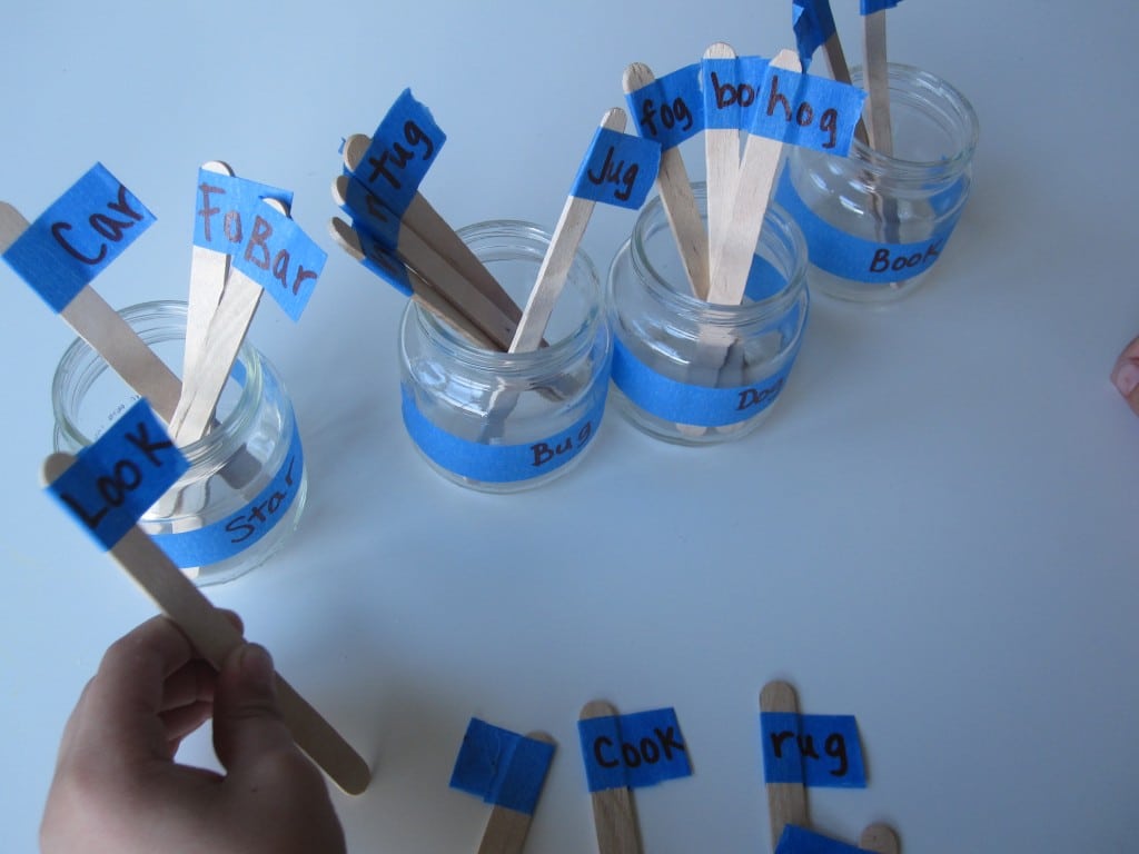 Love this big collection of rhyming games and free rhyming activities! 