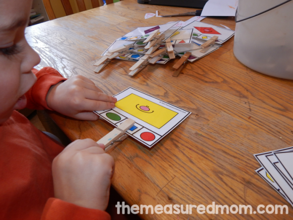 Teaching shapes in preschool? Print these 16 FREE clip cards for a great shapes activity! 