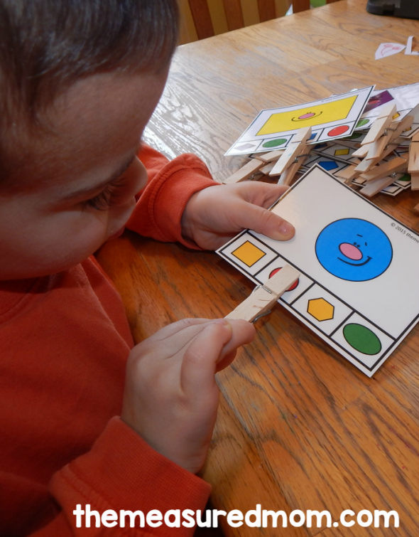 Teaching shapes in preschool? Print these 16 FREE clip cards for a great shapes activity! 