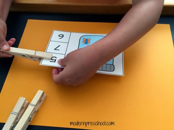 Over 25 sets of themed count and clip cards... great for preschool and kindergarten math centers! 