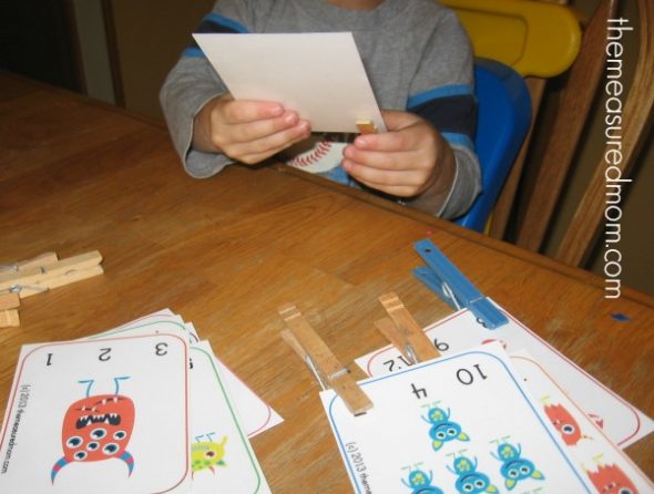 Over 25 sets of themed count and clip cards... great for preschool and kindergarten math centers! 