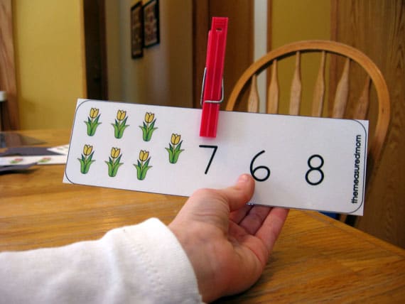 Over 25 sets of themed count and clip cards... great for preschool and kindergarten math centers! 