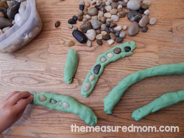 Look at all these fun Letter R activities for preschoolers!