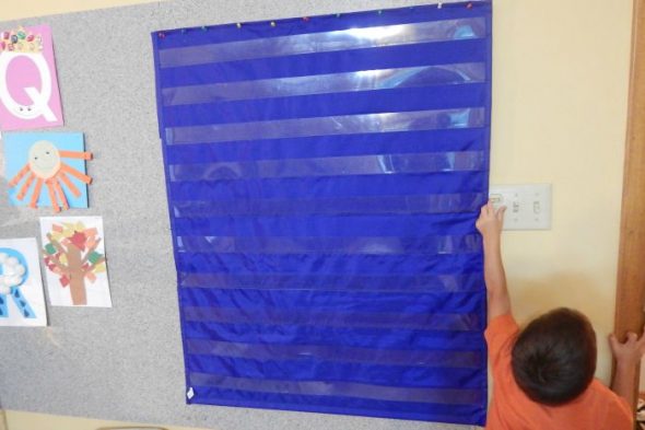 Love this five senses activity for preschool, kindergarten, and first grade! Great pocket chart idea. 
