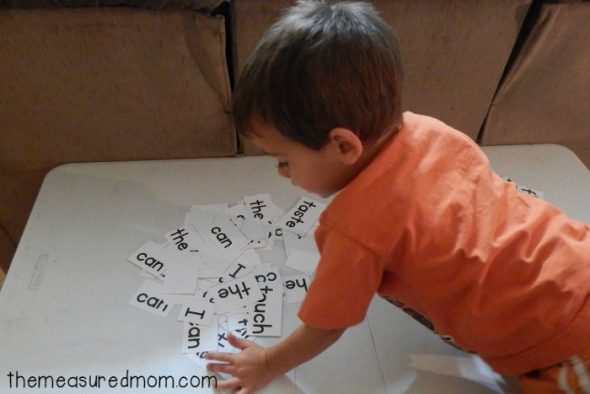 Love this five senses activity for preschool, kindergarten, and first grade! Great pocket chart idea. 