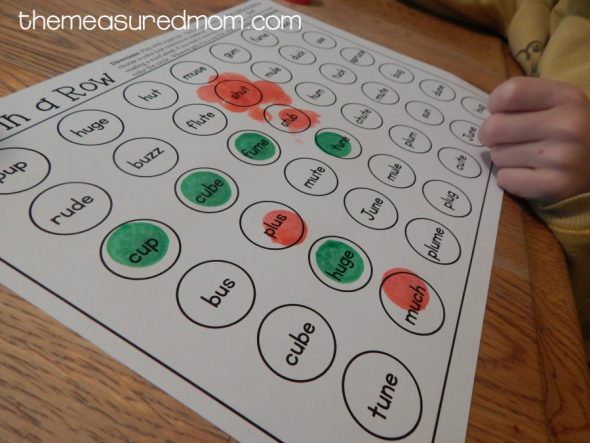These free silent e games are great! Just print and take turns reading and dotting the words to see who gets four in a row first. NO PREP! :)