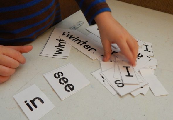 These winter pocket chart sentences are perfect for kids just learning to read - and they're FREE to download! They're great for learning winter vocabulary, too! 