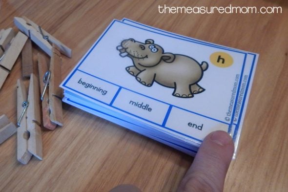These beginning, middle, and ending sounds clip cards are great for kids in preschool and kindergarten. 