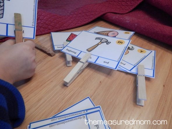 These beginning, middle, and ending sounds clip cards are great for kids in preschool and kindergarten. 