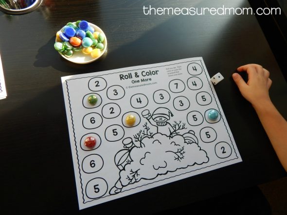 Get five free winter roll and color games for preschool and kindergarten!