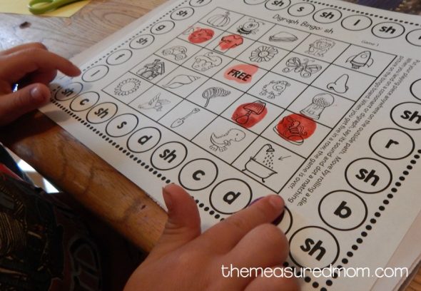 I love this no prep digraph activity! These 8 single player Bingo games are great for helping kids learn the sounds of sh, ch, th, kn, and wh.
