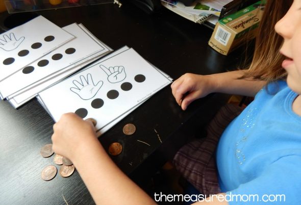 Teach preschoolers to count to ten with these free printable counting mats!