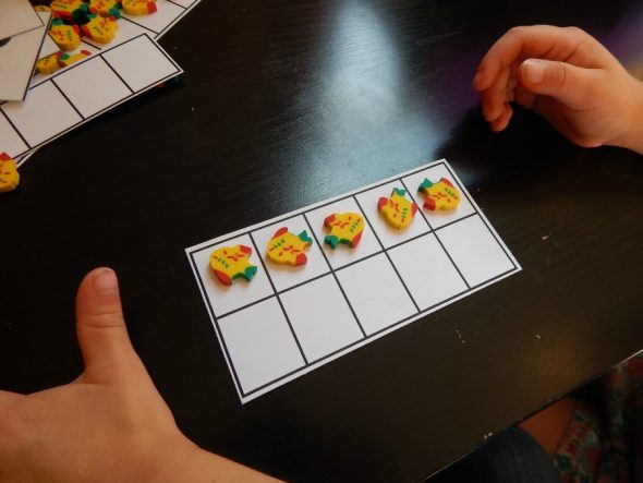 Try these simple counting activities using five and ten frames! Grab the free printables, too!