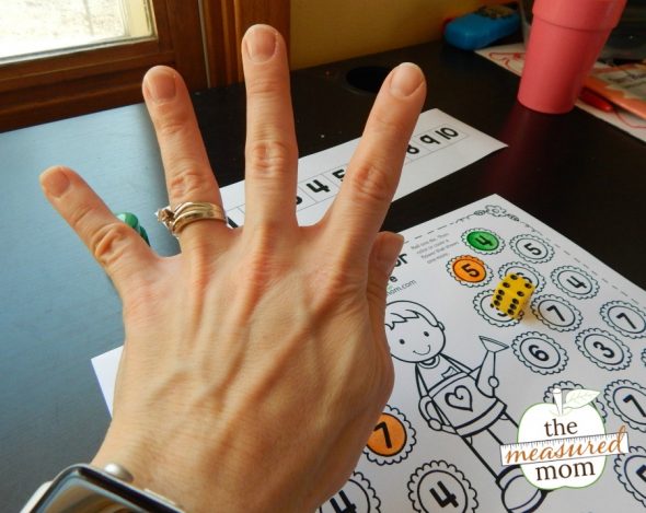 These free spring roll and color games will help young learners learn to add one and subtract one. 