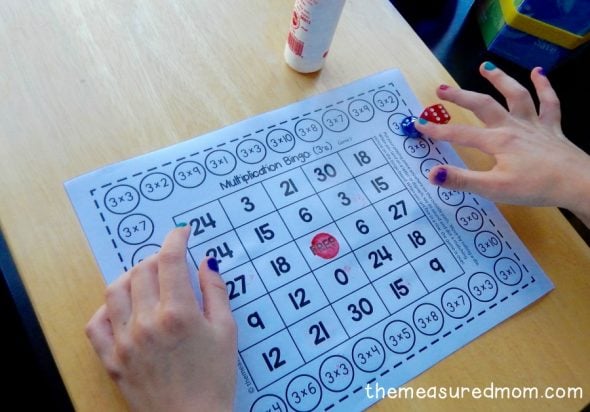 child playing multiplication bingo
